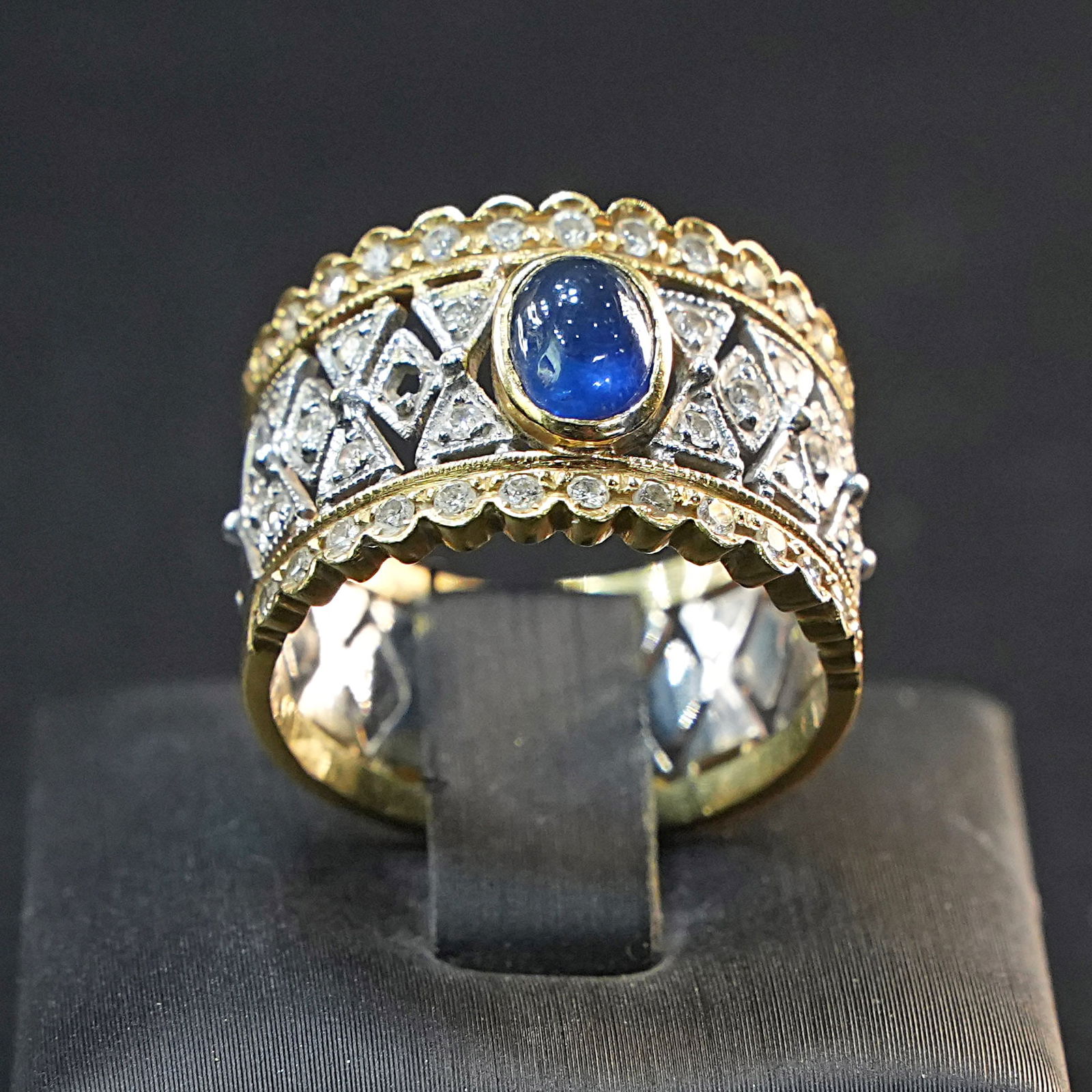 18kt White and Yellow Gold wide Band Ring with Cabochon Sapphire and 0.88ct Diamonds, 8.17 gr (1 of 4)