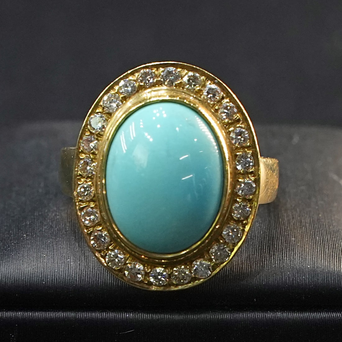 From the past this 18kt Yellow Gold Ring with Oval Cabochon Turquoise and 0.78 ct Diamonds, 7.95 gr (1 of 4)
