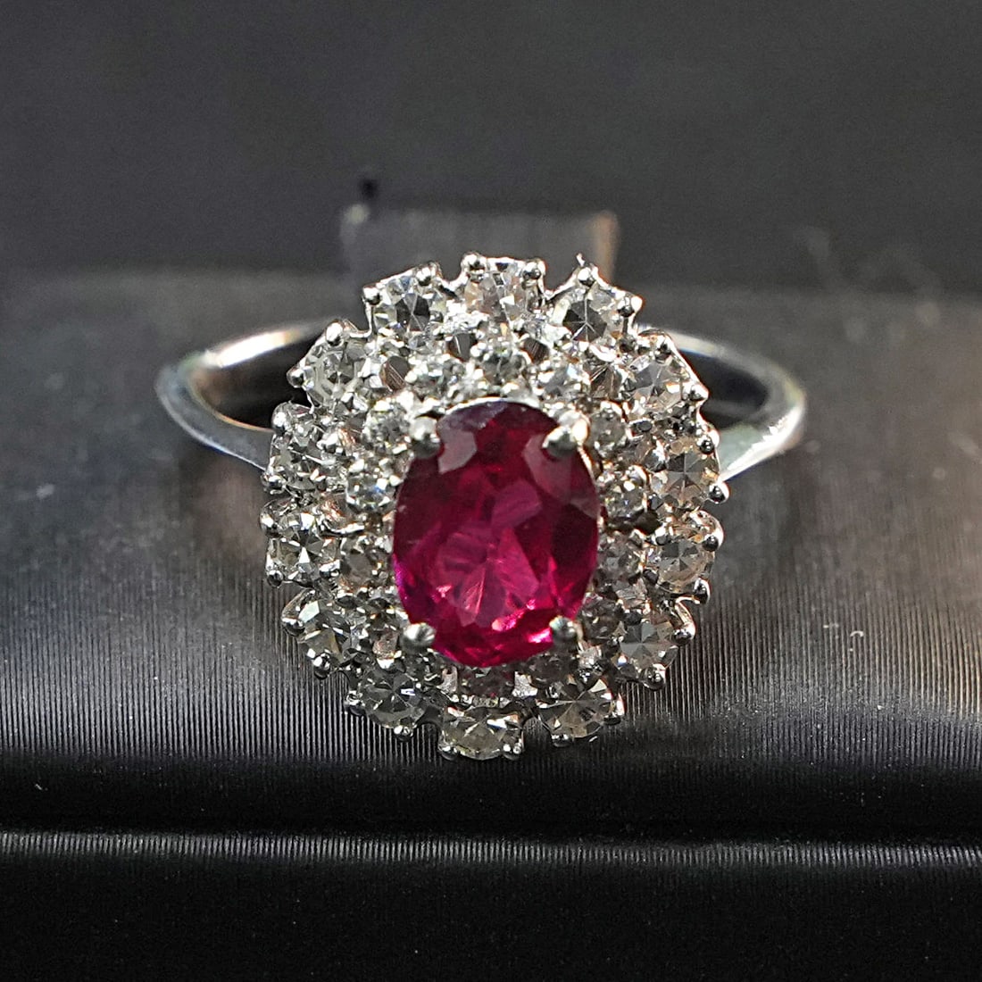 Vintage 18kt White Gold Ring with Central Red Quartz Surrounded by 28 Diamonds 0.98ct tot, 4.62 gr (1 of 4)