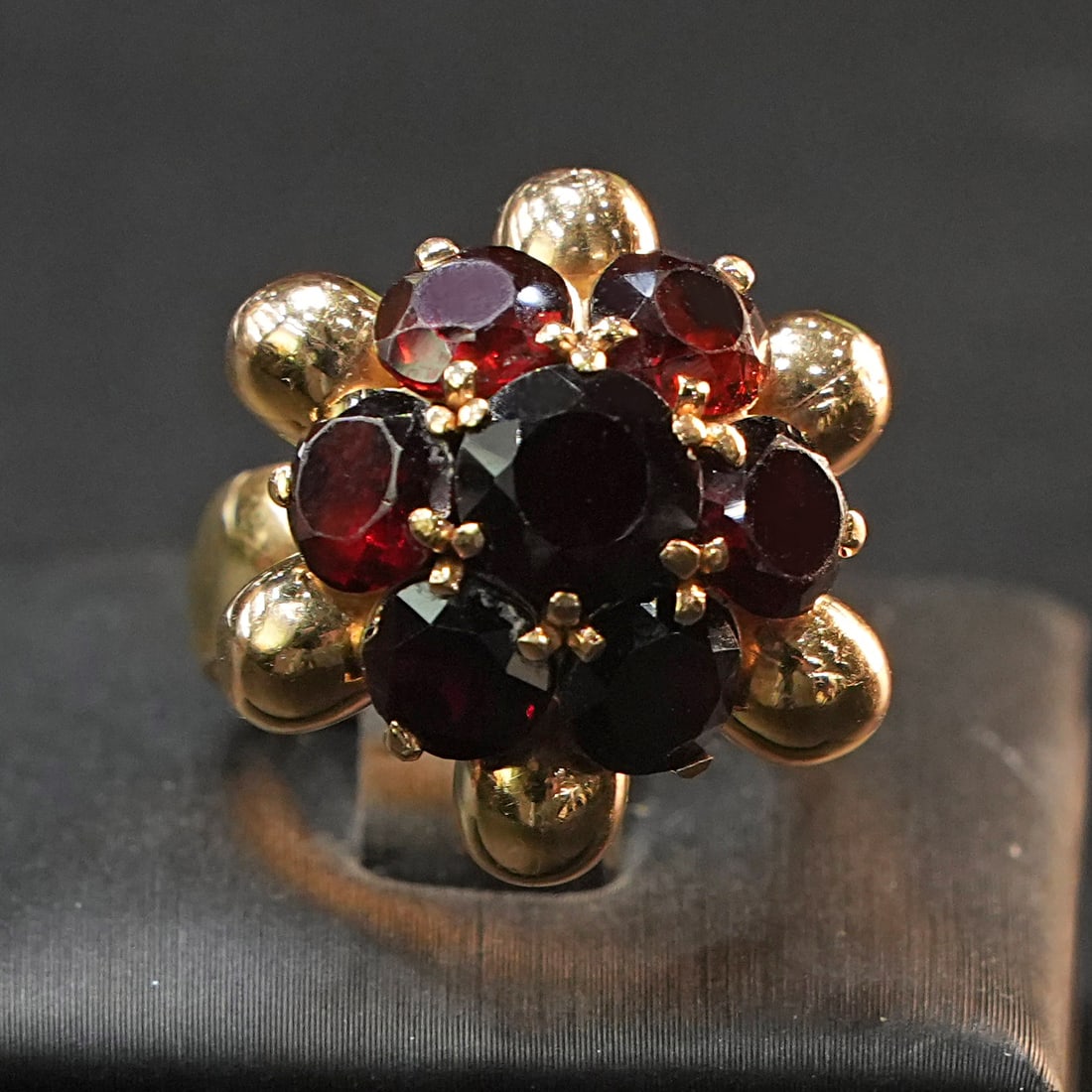 A Well Balanced 18kt Yellow Gold Ring with Radiant Garnets in Concentric Circular Design, 10.70 gr (1 of 4)