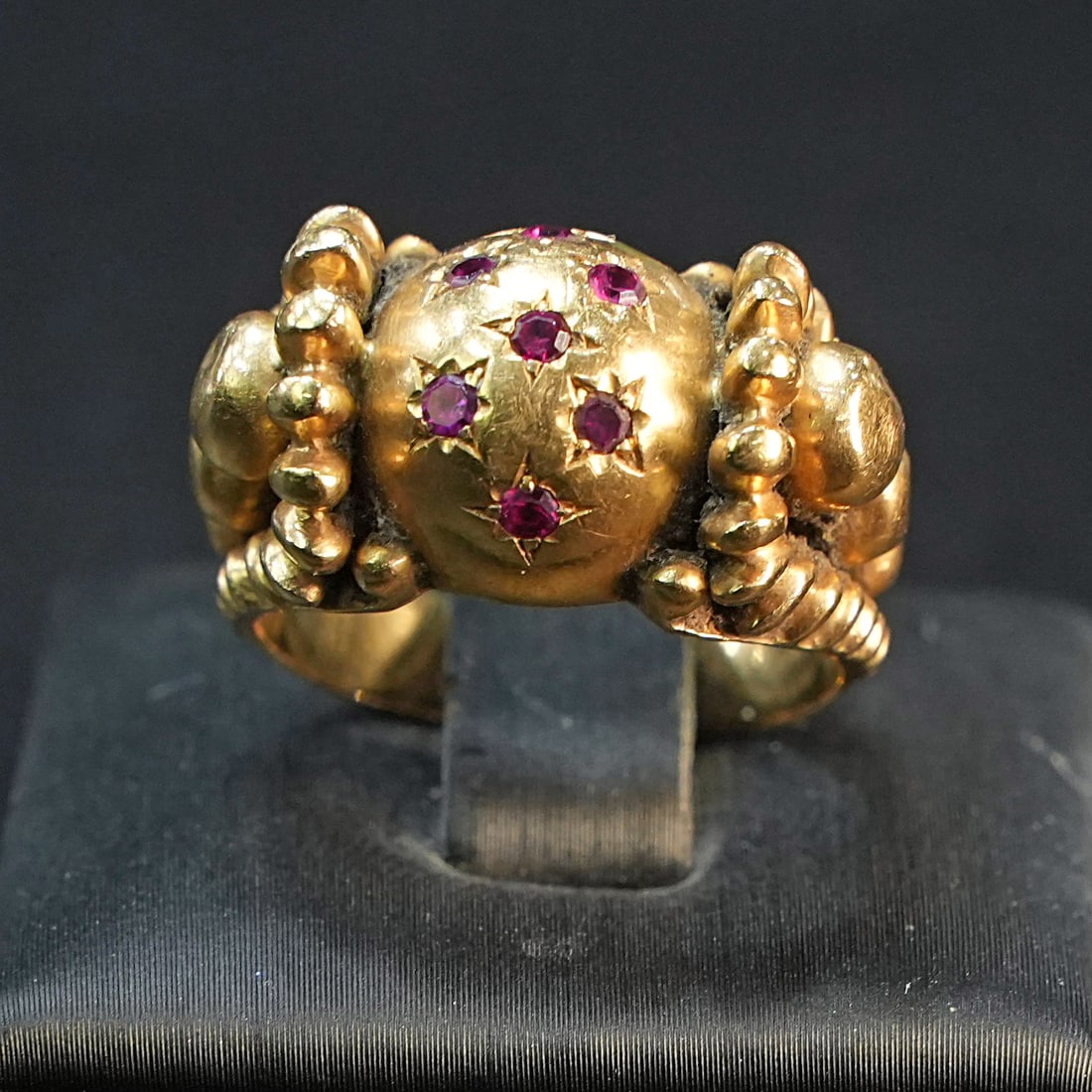 Majestic and vintage 18K Yellow Gold Ring with Celestial Dome and Starburst Shaped Rubies, 10.57gr (1 of 4)