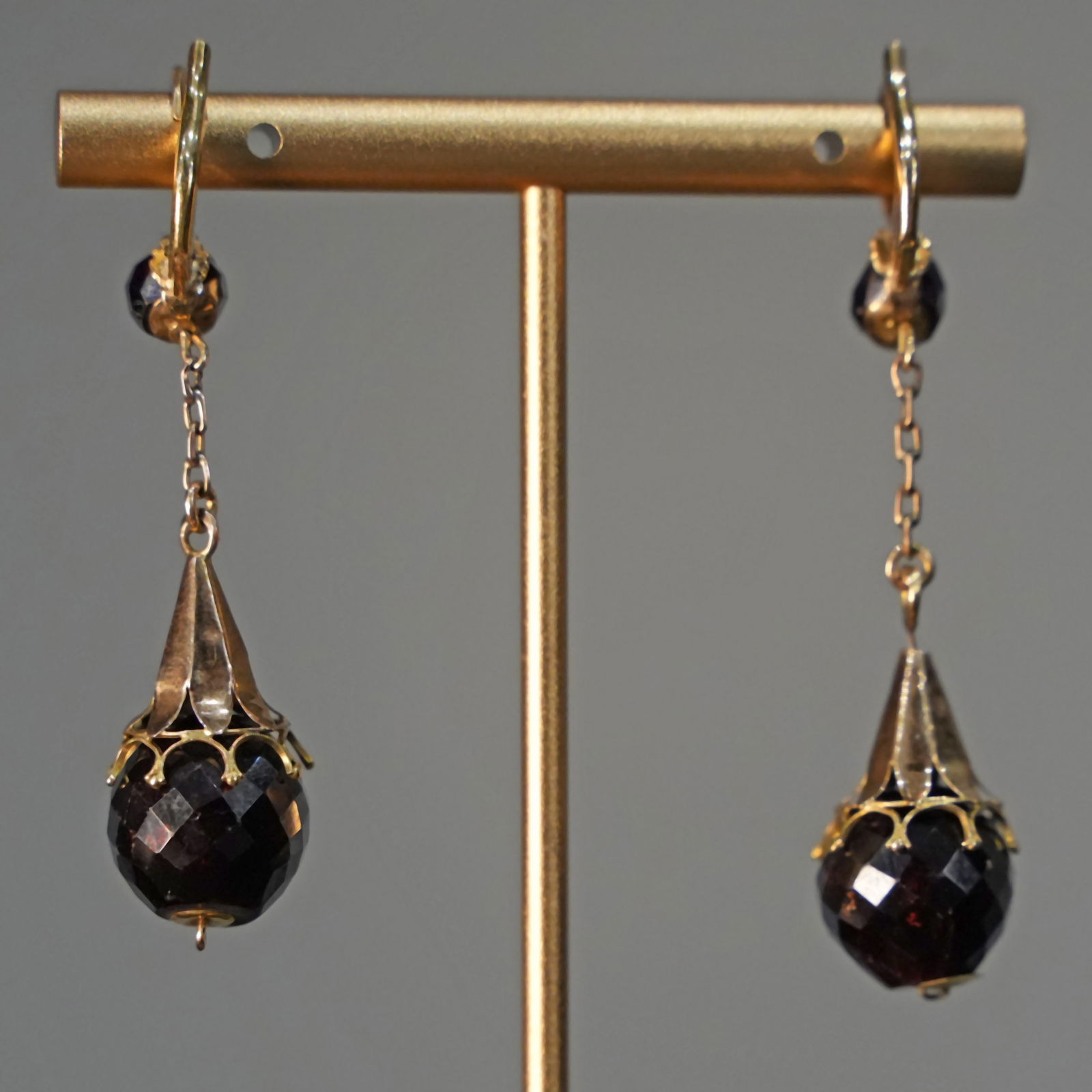 Classic 18K Yellow Gold Drop Earrings with Faceted Garnets on Delicate Chain, 12.16gr (1 of 4)
