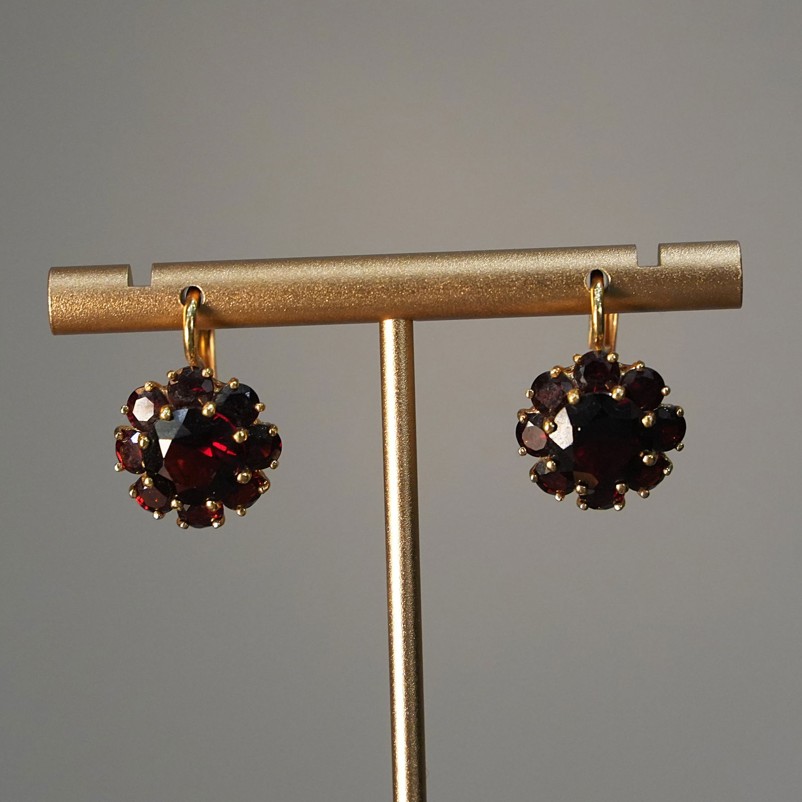 Traditional Vintage 18K Yellow Gold Leverback Rosette Earrings with Garnets, 7.14 gr (1 of 5)