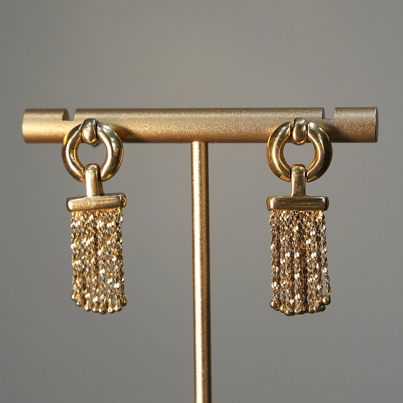 18K Yellow Gold Fringe Drop Earrings with Butterfly Back, Elegant Chain Tassels, 9.68 gr: Refined yellow gold earrings crafted in 18K, featuring a circular base from which delicate chains cascade to form a luminous fringe effect. The dynamic design sways gracefully, adding movement and sop