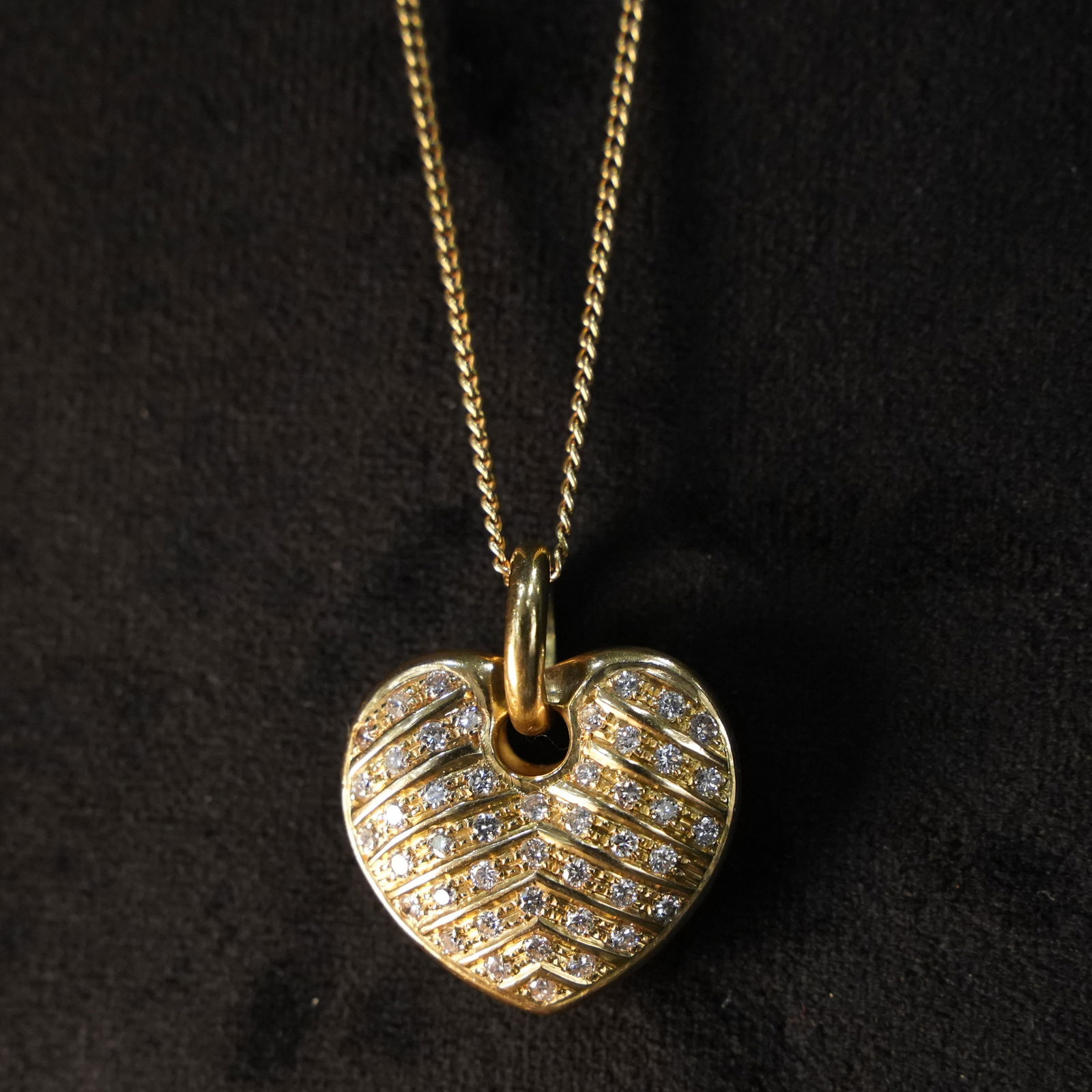 Prestigious Vintage-Style 18kt Yellow Gold Puff Heart Pendant with 1.8ct Diamonds: Prestigious 18kt yellow gold puff heart pendant showcasing a romantic and luminous design, featuring a chevron-engraved surface adorned with symmetrically set brilliant-cut diamonds, and a wide integr