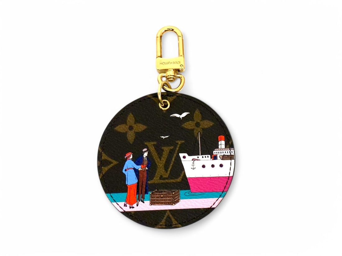 Iconic Louis Vuitton Illustre Cruise Monogram Charm - Perfect Condition: Delightful Louis Vuitton Illustre Cruise key holder featuring the signature Monogram canvas. Accented with natural cowhide and gold hardware, this accessory adds a touch of class to any set of keys. P