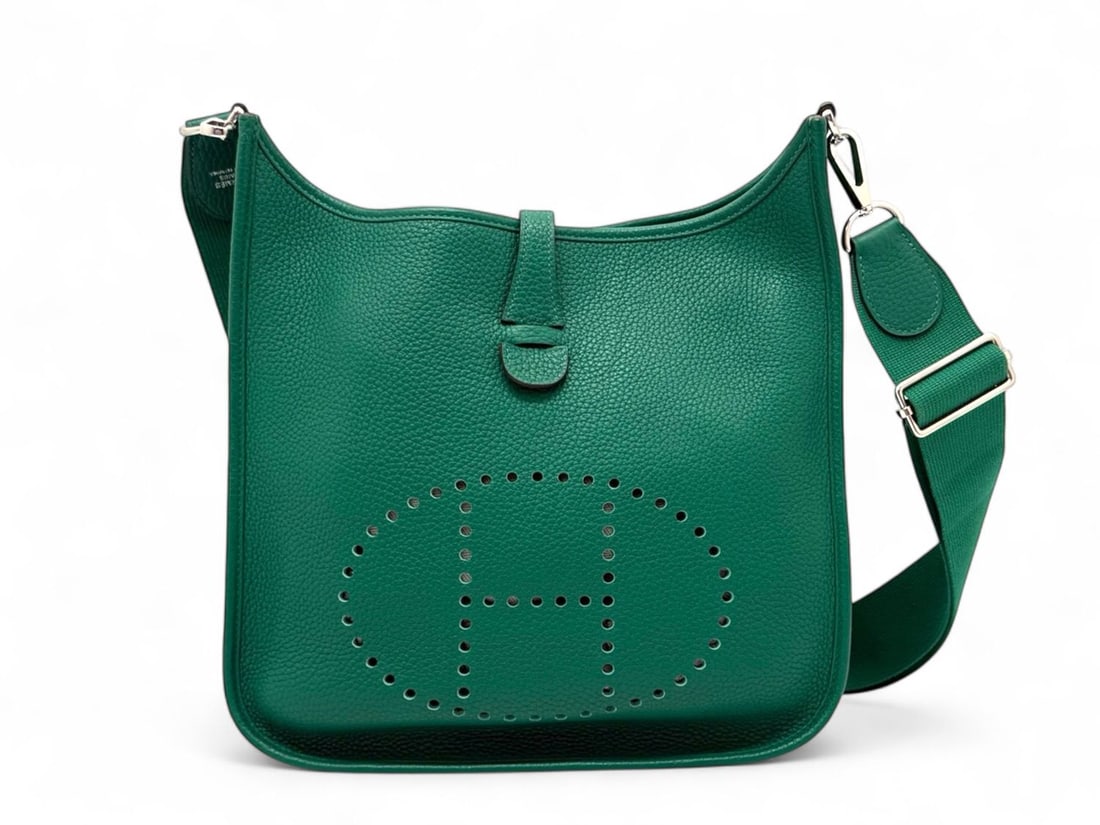 Hermes Evelyne III 29 Vert Jade Clemence: A radiant Hermes Evelyne III 29, presented in the exceptionally rare and sought-after Vert Jade hue. Crafted from supple Taurillon Clemence leather and accented with polished Palladium hardware, this