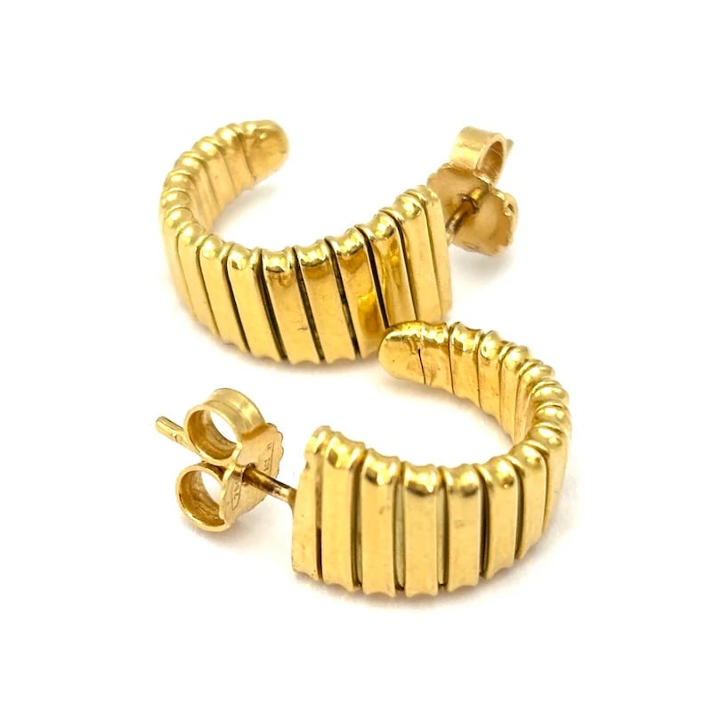 Iconic 18K Yellow Gold Smooth Tubular Hoop Drop Earrings, Solid Short Dangles - 5.83 gr: Iconic short drop earrings crafted in solid 18K yellow gold, featuring a smooth tubular hoop design with a bold yet refined presence. The compact dangling silhouette offers a versatile, fashion-forwar