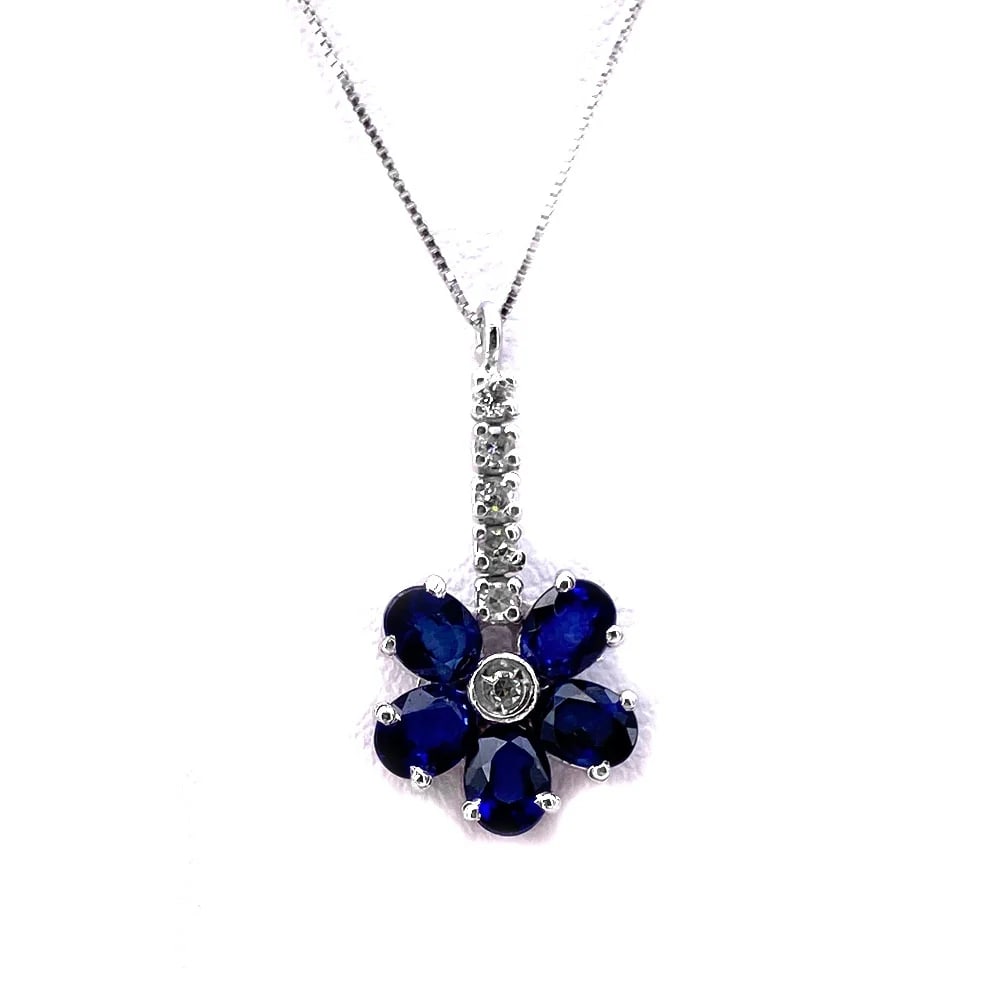 1.37ct Sapphires on this Flower Pendant with 0.05ct Diamonds on 18kt White Gold Box Chain - 1.99gr (1 of 4)