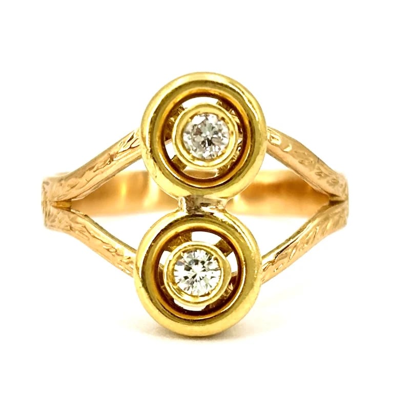 Enchanting 1950s Yellow & Rose Gold Double Solitaire Ring with 2 Diamonds 0.17ct total - 4.56gr: Enchanting vintage 1950s ring in yellow and subtly pink-toned gold featuring two brilliant-cut diamonds set in smooth circular mounts. The band is finely engraved all around, creating a charming retro
