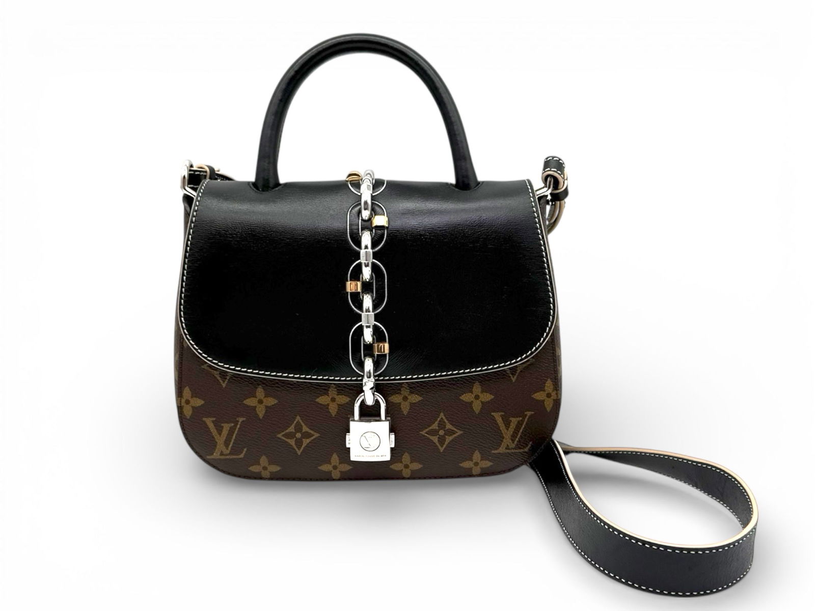 Louis Vuitton Chain It Chic Monogram Multicolor Crossbody Bag with Silver Hardware: Elevate your style with the Louis Vuitton Chain It, a versatile crossbody and belt bag that blends elegance and urban flair effortlessly. Brand: Louis Vuitton Type: Crossbody Bag / Belt Bag Material: