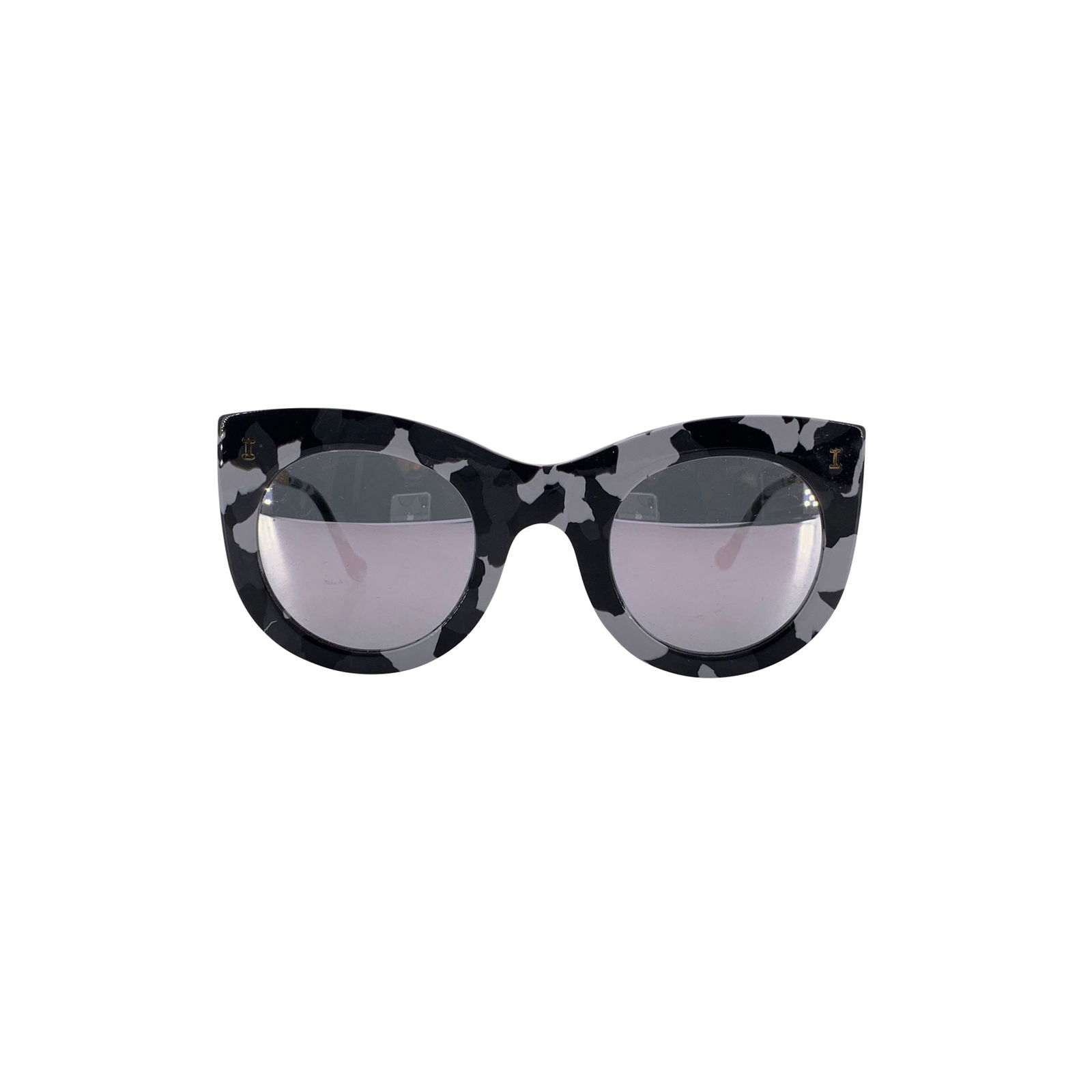 Illesteva Plastic Sunglasses: Step into 1980s Italian flair with these Illesteva Catt Eye Sunglasses Boca 2 col.07. Their cat-eye inspired oval frame combines white and black plastic, creating a striking contrast that captures att