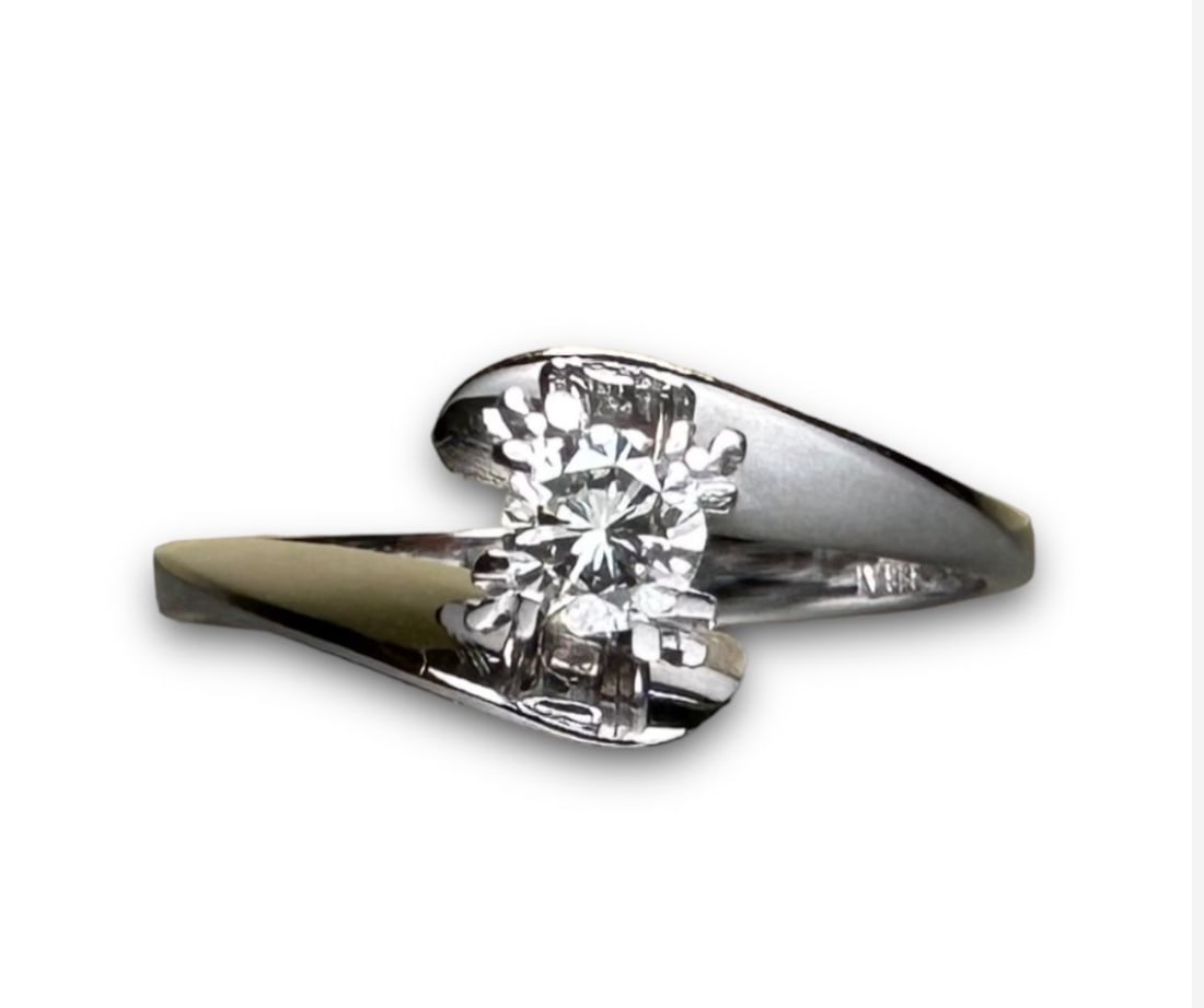 Diamond Solitaire set on 18k Solid Gold 80's Ring (1 of 7)