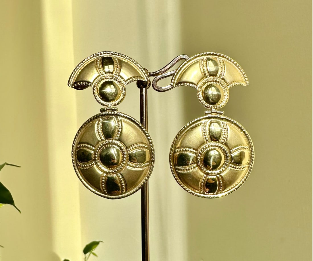 Beautiful Earrings with a special Romanic Style set on 9.8gr Soilid Gold: Beautiful Earrings with a special Romanic Style set on 9.8gr Soilid Gold 9,8gr 18k solid gold SKU: 25/20o Our company's certification is available for free, upon request If you wish to receive any oth