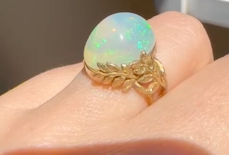 18k Solid Gold Ring with Spectacular colorful Harlequin Opal: 18k Solid Gold Ring with Spectacular colorful Harlequin Opal Weight: : 7,30gr Size: Us 6,2/4 SKU: 11/20 Our company's certification is available for free, upon request If you wish to receive any other