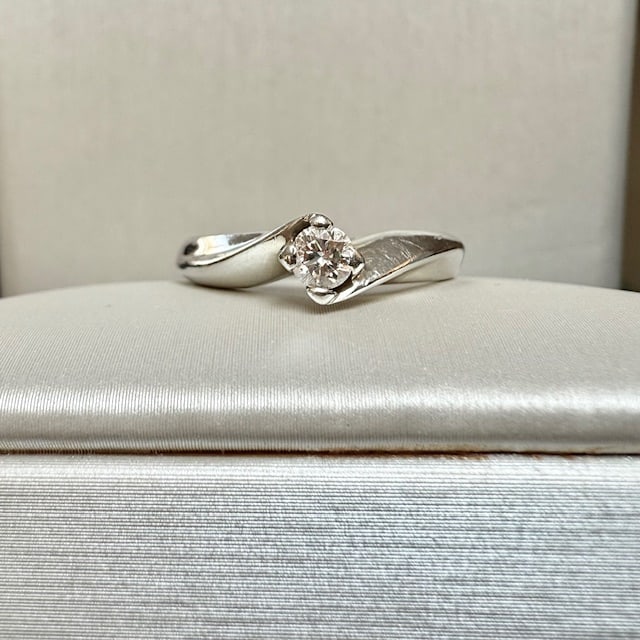 18k solid w gold made in Italy Solitaire Ring enriched with 0,20ct exquisite F/VVS Diamond: 18k solid w gold made in Italy Solitaire Ring enriched with 0,20ct exquisite F/VVS Diamond size: US 7+3/4 weight: 3.7gr KU: P14 Our company's certification is available for free, upon request If you w