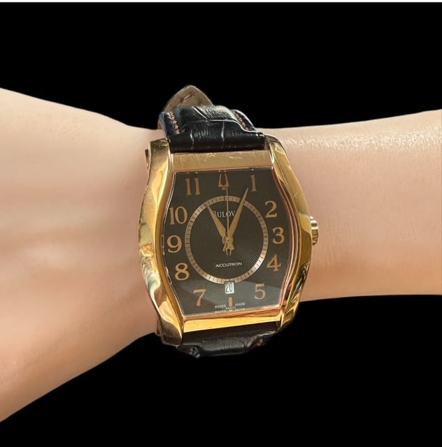 Beautiful and rare to find Bulova Accutron automatic rectangular wristwatch (1 of 9)