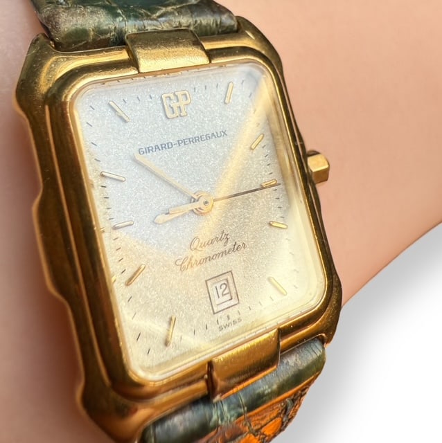 Girard Perregaux 18k solid gold quartz Ladies' jewel Swiss wristwatch: Girard Perregaux 18k solid gold quartz Ladies' jewel Swiss wristwatch The watch comes as you can see thru the pictures Case: 25x27mm - crown not included Perfectly working SKU: 10w Unique and rare Uni