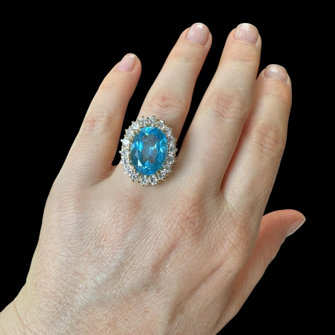 Charming Made in Italy 11gr of 18k solid gold Ring with exquisite Topaz and CZ: Charming Made in Italy 11gr of 18k solid gold Ring with exquisite Topaz and CZ 18 x Cubic Zirconia Topaz = 16,2x12,5x7,3mm Weight: 11.1gr 18k solid gold Ring Size: US 8+3/4 SKU: 111 Our company's cert