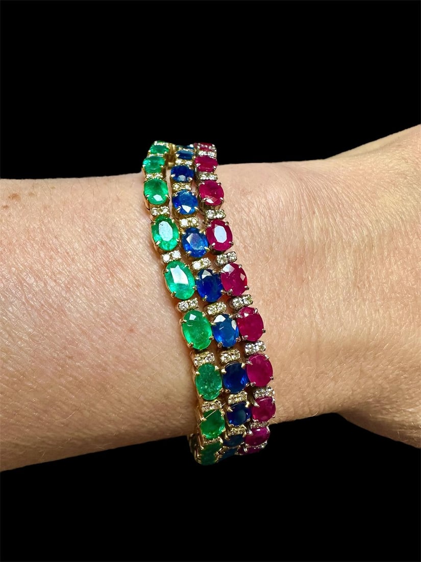 Charming 50-60s 44gr 18k solid gold Handcrafted 3ct Diamonds Emeralds Rubies Sapphires Bracelet: Charming 50-60s 44gr 18k solid gold Handcrafted 3ct Diamonds Emeralds Rubies Sapphires Bracelet Handmade in Florence Italy 150 diamonds 0,02ct each (total 3ct) 23 x Emeralds (mm6x4,2 each) 25 x Sapphi