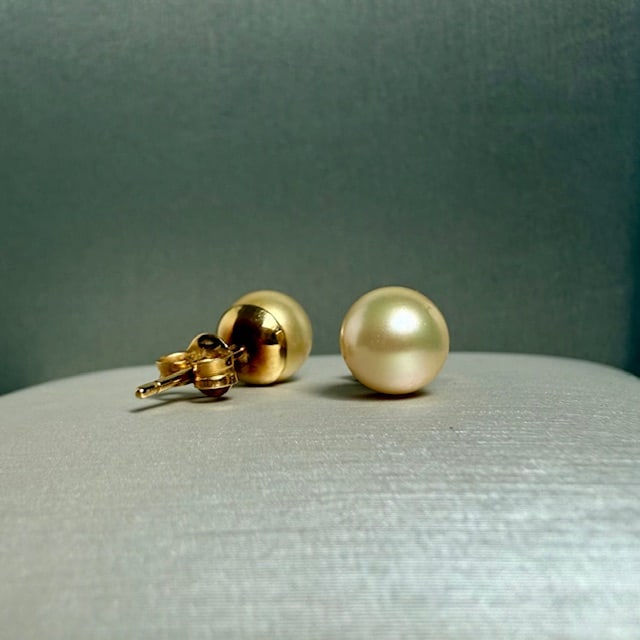 Elegant 18k Solid Gold with Natural Pearl Stud Earrings: Elegant 18k Solid Gold with Natural Pearl Stud Earrings Weight: 2.0gr Pearls size: 7mm SKU: P135 Our company's certification is available for free, upon request