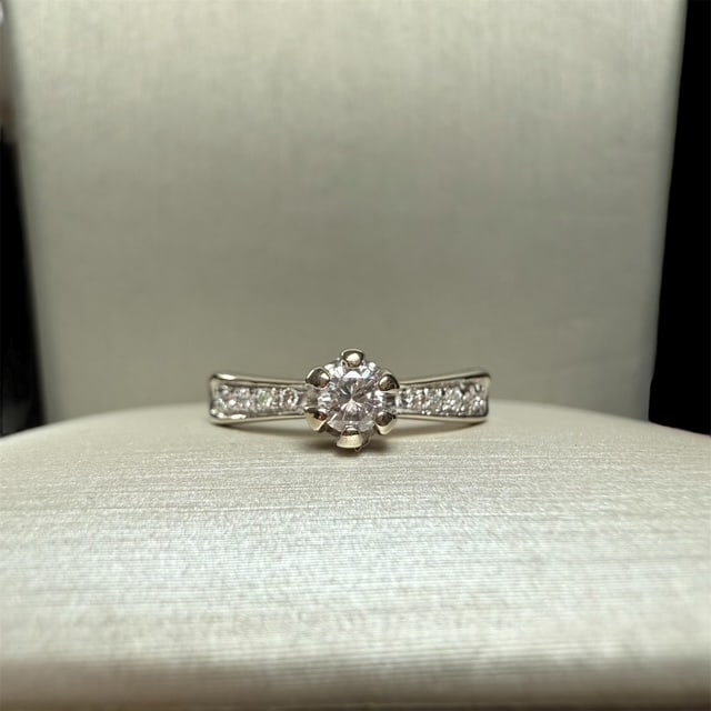 18k solid gold 0.30ct Halo Diamond Engagement Ring: 18k solid gold 0.30ct Halo Diamond Engagement Ring Diamonds: 0,30ct by formula Size: US 7 SKU: 78/20F weight: 2.4gr Our company's certification is available for free, upon request If you wish to recei