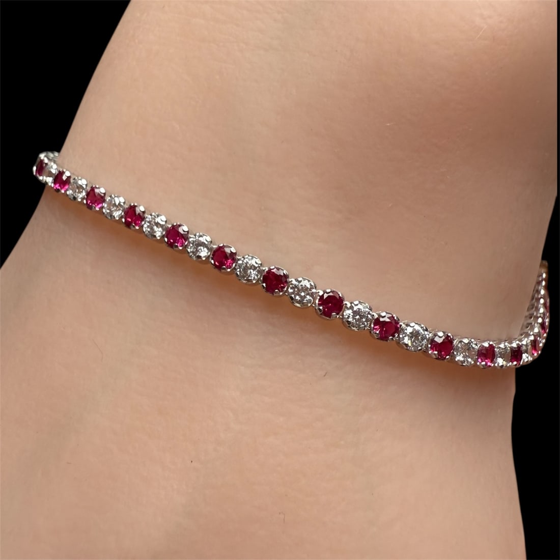 Elegant 9K 2.9gr Solid gold white and red quartz Bracelet: Elegant 9K 2.9gr Solid gold white and red quartz Bracelet Size: 7 in length weight: 2.9gr SKU: DRS