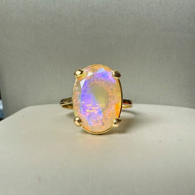Delightful Harlequin Australian Opal Ring Set on Made in Italy 18k solid gold: Delightful Harlequin Australian Opal Ring Set on Made in Italy 18k solid gold Opal size: 13.4 X 9.6 weight: 2.8gr Ring size: US 6 SKU: 126 Our company's certification is available for free, upon