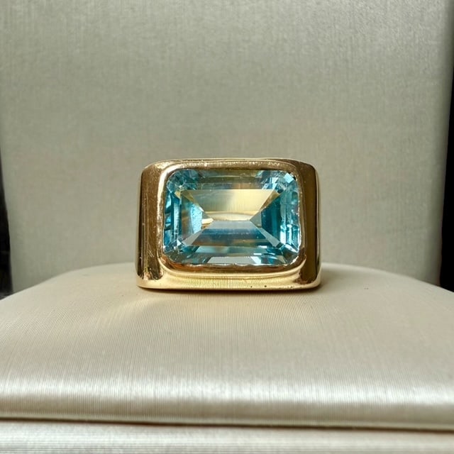 Superb 11.9gr 18k solid gold Excellent Aquamarine Ring: Superb 11.9gr 18k solid gold Excellent Aquamarine Ring Weight: 11.9gr Ring Size: US 8 Aquamarine size: mm 15x11 SKU: 127 Our company's certification is available for free, upon requestIf you wish to