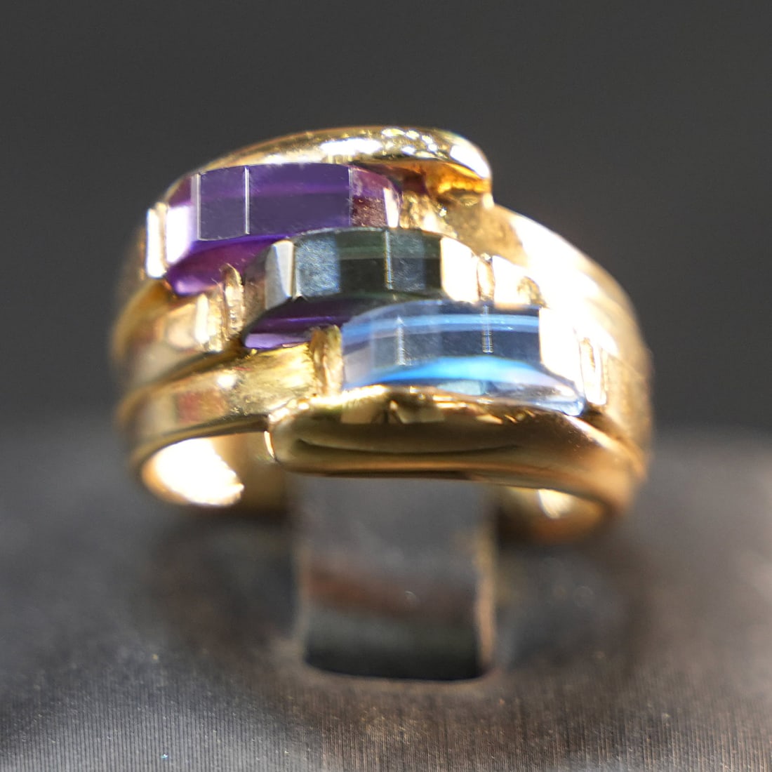 18K Yellow Gold Ring with vivid purple, green, and blue quartz stones, 10.13gr: A refined ring where vivid purple, green, and blue quartz stones are set in luminous 18K yellow gold. The composition highlights lively color contrasts and a smooth, elegant structure, offering a bala