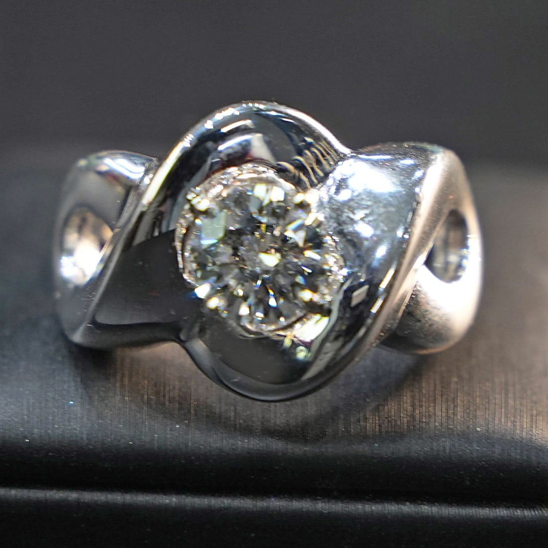 18K White Gold Flowing Design Ring with central 1.33ct Diamond, 12.43gr (1 of 5)