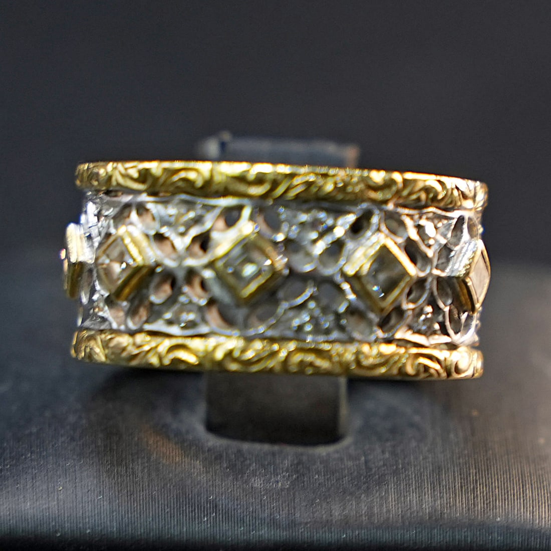 Elegant White and Yellow Gold Ring with Central Diamond Row, Total 0.24ct - Weight 9.80gr (1 of 4)