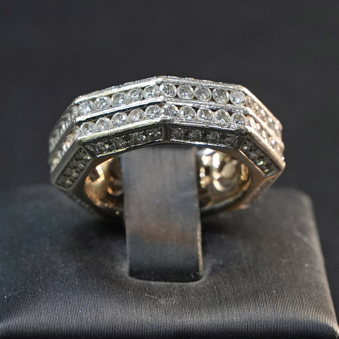 Bold and Solid 18kt White Gold Geometric Ring with 144 Diamonds Weighing 2.88 ct - Weight 9.73 gr: Bold 18kt white gold ring defined by a solid geometric structure, entirely paved with 144 small diamonds that create a striking, luminous surface and a strong architectural presence. This substantial