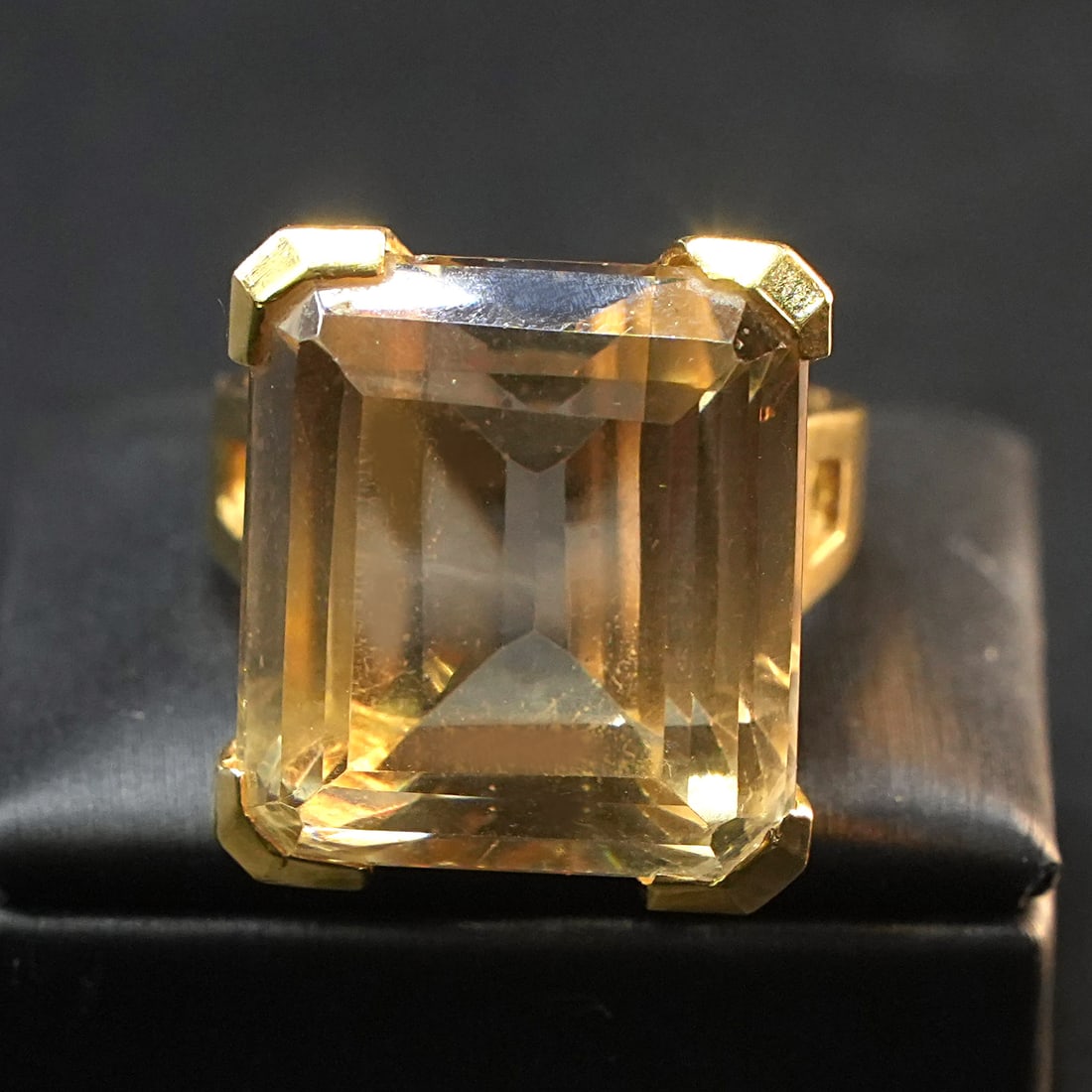 Impressive18k Yellow Gold Ring with a Large Mesmerizing Yellow Stone in Bold Design, 19.39 gr (1 of 4)