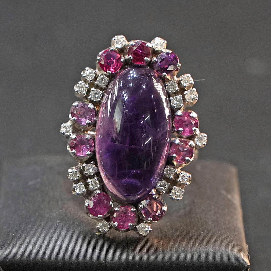 18K White Gold Retro Ring with Oval Amethyst, a Halo of Rubies and 0.48ct Diamond, 0.48ct, 10.34gr (1 of 5)