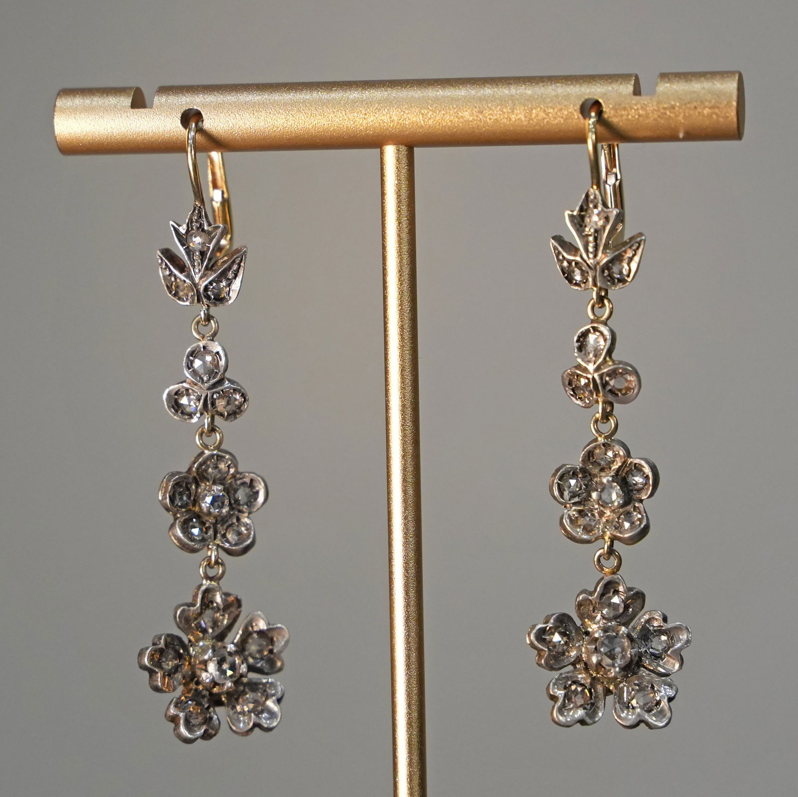 Victorian-inspired 18K Yellow Gold & Silver Drop Earrings with 1.49ct Old-Cut Diamonds, 9.08gr: An elegant pair of Victorian-inspired drop earrings crafted in 18K yellow gold and silver, featuring a graceful leverback design and refined rosette motifs. The articulated structure with leaf and mea
