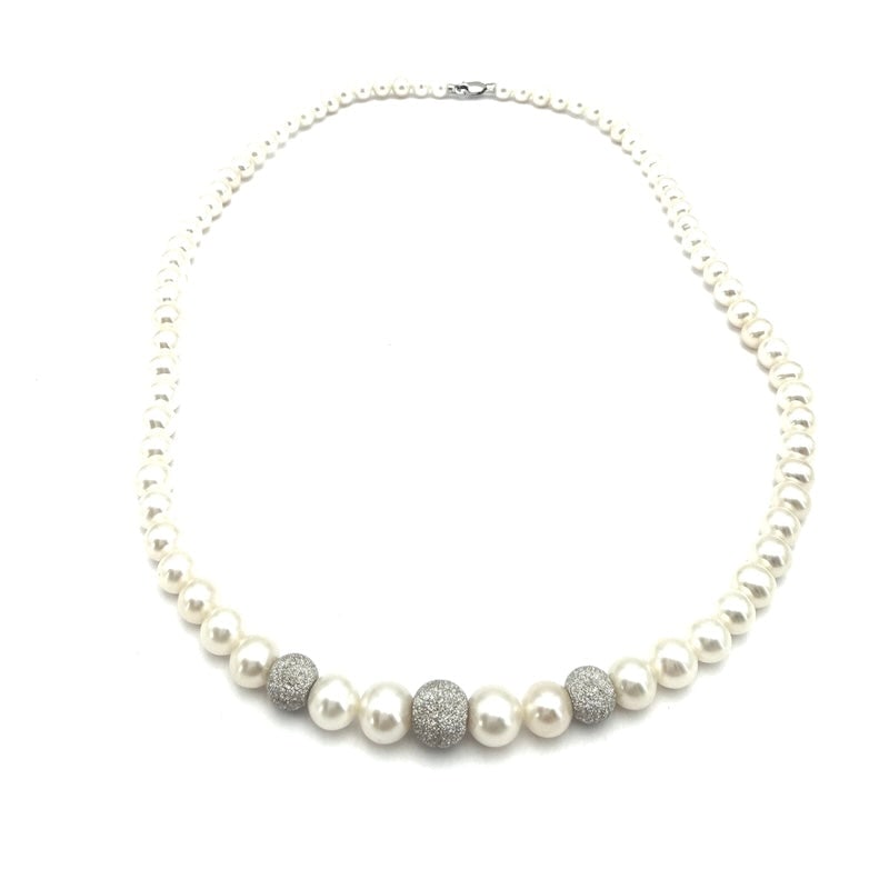 Akoya pearl necklace - 4.5-6.5 mm - and white gold diamond boulle; 41 cm - 17.4 g: Sophisticated, classic and unfailing necklace of 4.5-6.5 mm diameter scaled spherical Japanese pearls. Lobster clasp and diamond-effect worked boulle in 18kt white gold. A strand of practically perfec