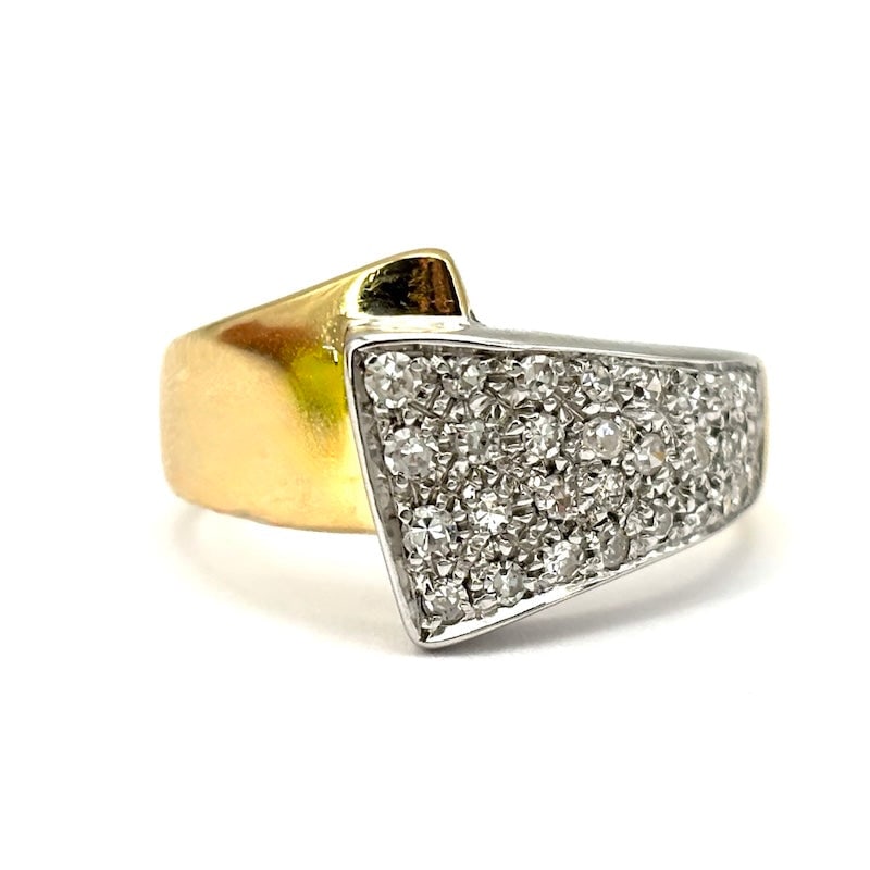 Two-tone gold contrarie band ring, brilliants; 5.93 gr.: Beautiful, essential contrarie band design ring in 18 kt yellow and white gold, with central diamond insert, for a ring as beautiful as it is comfortable ! Our company's certification is available for