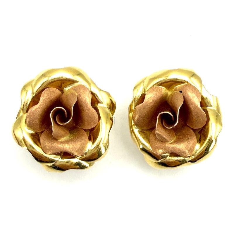 Rose earrings, lobe, yellow and rose gold; 7.29 gr.: Exquisite rose lobe earrings, with polished and satin-finished intertwined petals, made of 18 kt yellow and rose gold. Back with post and clips. A handcrafted and truly luminous piece of jewelry, all
