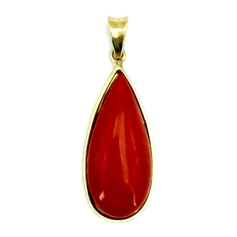 Coral and yellow gold drop pendant; 2.46 gr.: Gorgeous drop pendant made of first choice natural momo coral and 18 kt yellow gold. A romantic, intense and bright touch of class and vitality! Very special occasion! Our company's certification is a