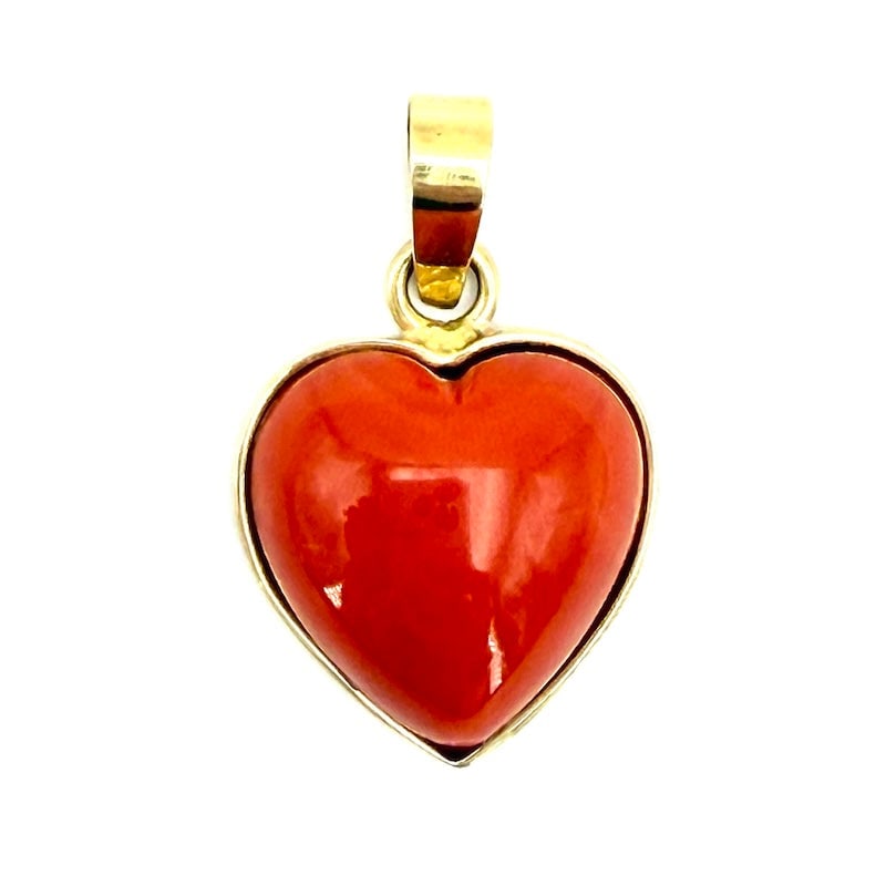 Coral and yellow gold heart pendant; 3.47 gr.: Gorgeous heart pendant made of first choice natural momo coral and 18 kt yellow gold. A romantic, intense and bright touch of class and vitality! Our company's certification is available for free, upo