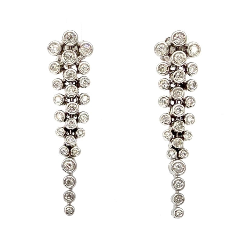Brilliant and white gold cluster snake earrings; 2.32 ct; gr 12.09: Amazing semi-mobile design for these super contemporary 18 kt white gold cluster snake earrings, with no less than 2.32 ct of onion-set diamonds. Precious, sinuously wavy, truly crazy! Our company's c