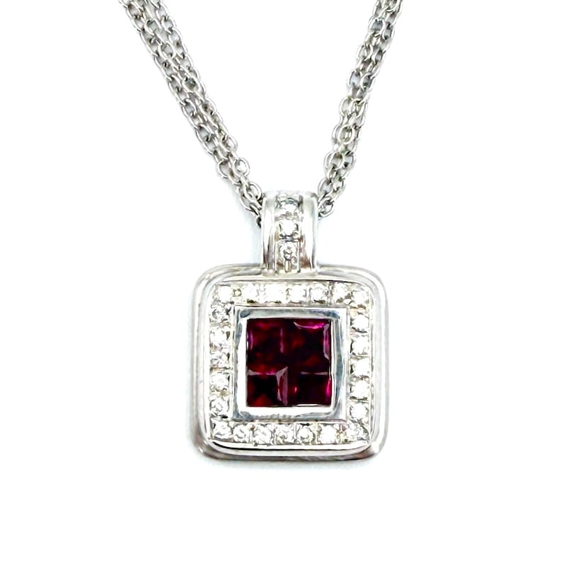 Rubies, diamonds and white gold square pendant necklace; 9.12 gr.: Wonderful triple chain necklace with square pendant with central princess rubies on and perimeter diamonds on white gold. 18 kt gold, also for the triple chain, for a precious, irresistible, highly pr
