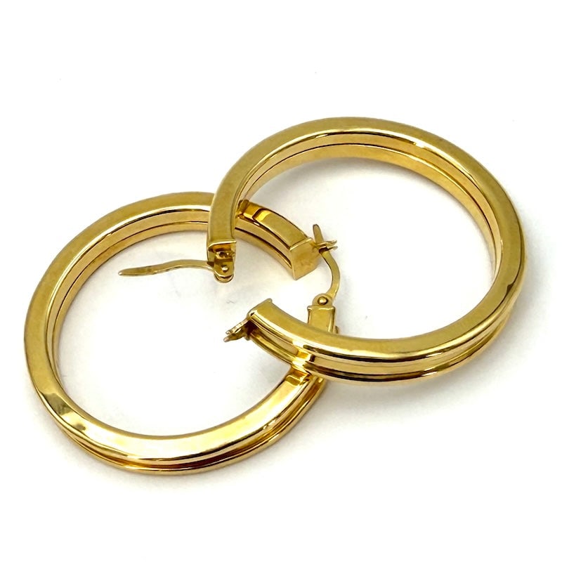 Yellow gold hoop earrings; 9.9 gr - 3.7 cm: The immortal gold hoop earrings in large, classic, smooth and mirrored, centrally fluted versions! Essential 18 kt yellow gold rings 3.7 cm long. Ring thickness measures 0.5 cm. Interlocking pin closu