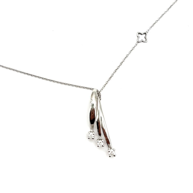 Trilogy pendant King Charles brilliants; 4.10 gr.: Iconic, romantic and luminous Re Carlo trilogy pendant of brilliants in 18 kt white gold, with the very famous essential and precious design. Re Carlo chain included. Super! Our company's certificatio