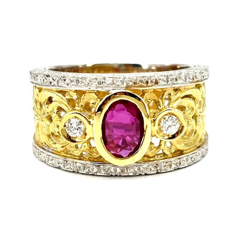 Florentine-style openwork band ring, ruby, brilliants and two-tone gold; 10.11 gr.: Enchanting two-tone 18 kt gold openwork band ring with central oval ruby and double brilliant, set among intricate fascinating openwork and minutely chiseled motifs. Textured white gold band edges. A