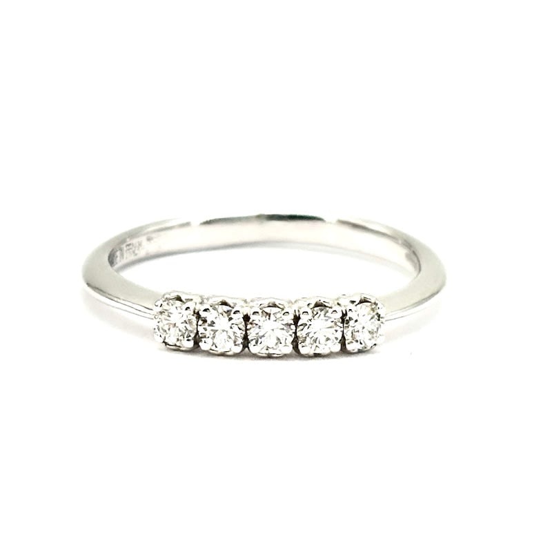 Riviera ring brilliants and white gold - 0.12-0.15 ct; 1.70 gr: A delightful OCCASION veretta! Adorable white classic ring, fine and graceful! 18 kt white gold riviera ring with 5 rhinestones for 0.12-0.15 ct total. A timeless ring, super affordable and matchable