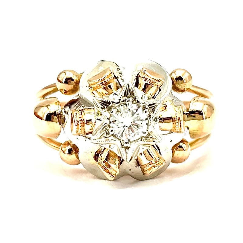 Vintage antique cut solitaire patch ring; 4.83 gr.: Stunning and artistic 1950s vintage patch ring in 18 kt rose and white gold with brilliant-cut solitaire diamond spotlight for 0.16-0.18 ct. Masterful and highly worked antique-style setting with diam