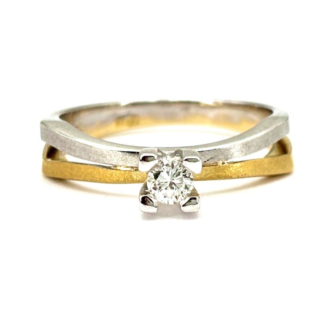Two-tone gold ring with solitaire diamond; 3.11 gr.: Beautiful 18 kt yellow and white gold ring, with central 15-point solitaire diamond, mounted raised with 4 prongs, for a classic ring model, but revisited with an angular, two-tone design ! Our compan