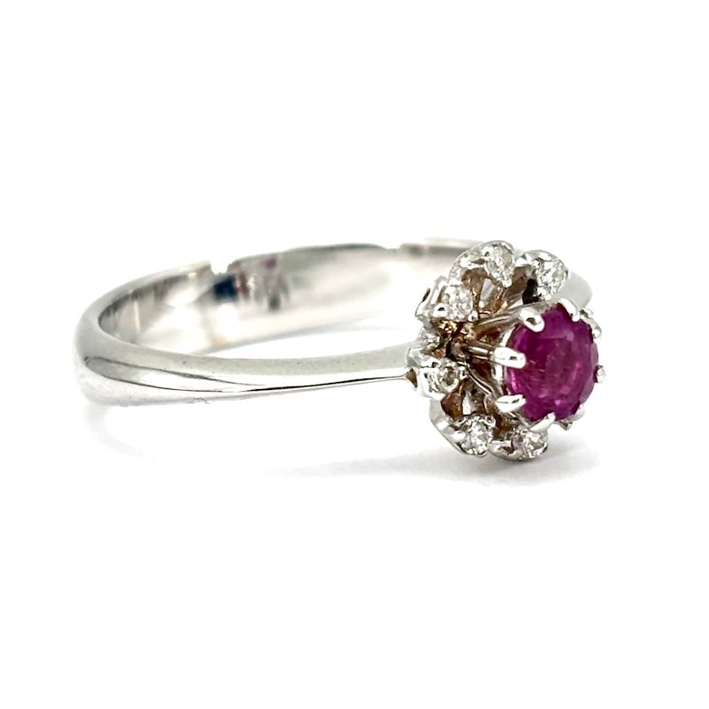 Circular ruby and diamond flower ring ; 3.68 gr. - 2